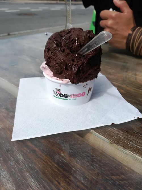 Chocolate and blueberry flavor (2 giant scoops) at Moo Moo Isbar - Kongelundsvej in Copenhagen