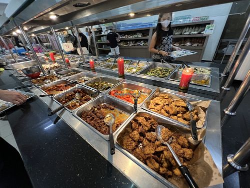 Buffet spread - mostly Chinese food  at Ariya Maitreya Restaurant 彌勒佛素食館 in Batam