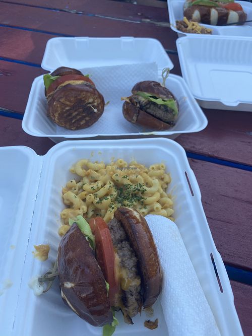 Sliders and mac’n’cheeze (hot link, and chili in the back) at Outsliders in Fayetteville