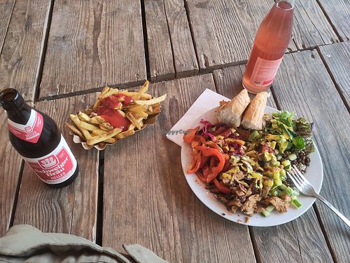 Döner plate, fries, alcohol-free beer, and a rhubarb fizz at Café Gans am Wasser in Munich