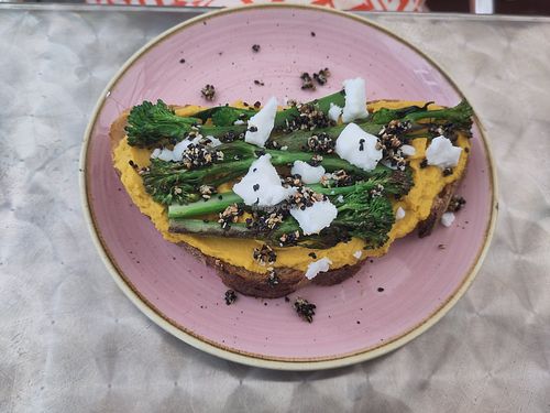 Hey Habibi hummus toast, 13€ at OM NOM NOM CAFÉ in Munich