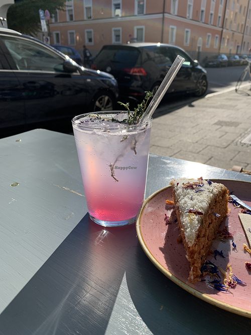 kräuterlimo & carrot cake at OM NOM NOM CAFÉ in Munich