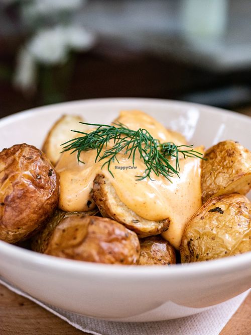 Patatas asadas con Salsa üla vegana at Üla Café in Barcelona