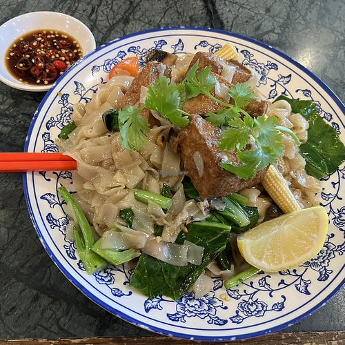 great food. small but good vegan menu. 
I always get the Pad see ew as it’s my favourite food of all time. never disappoints. 
as good as i’ve had. in thailand.   at Little Bangkok in Cannington