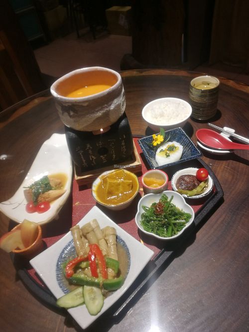 Set vegan meal of various small dishes at Shān Shuǐ Yuán 水緣蔬食民宿 in Ren Ai