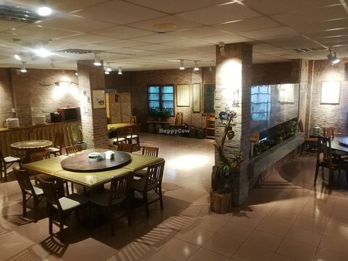 interior of dining hall at Shān Shuǐ Yuán 水緣蔬食民宿 in Ren Ai