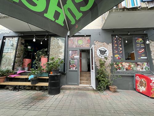 Shares the kitchen with Hot Dog place at Freeduchio in Batumi