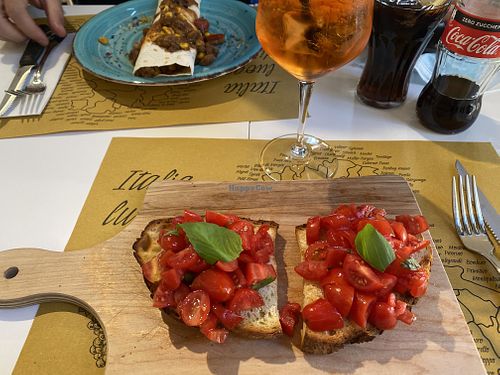 Bruschetta muy muy rica con un pan muy especial  at Piccolo Bistro in Bardolino