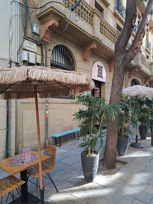 Paar Plätze draußen at Vegan Junk Food Bar - El Born in Barcelona