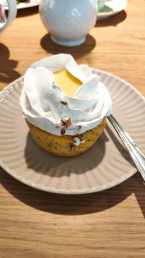 Lemon cupcake at Un Piano dans la Théière in La Rochelle