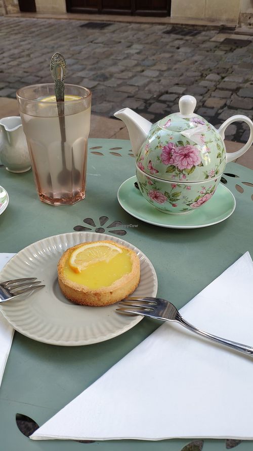 Lemon tarte with tea at Un Piano dans la Théière in La Rochelle