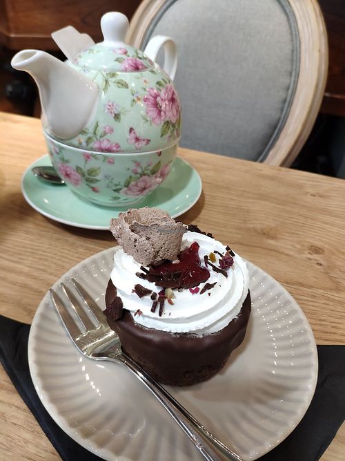 Tea and cupcake at Un Piano dans la Théière in La Rochelle