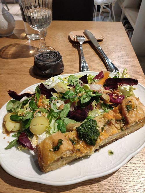 Tarte du jour et salade at Un Piano dans la Théière in La Rochelle