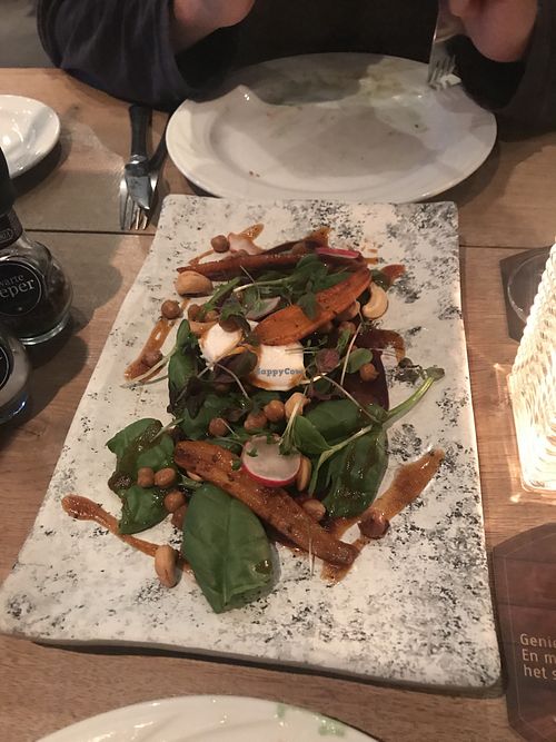 Rode bieten carpaccio / kikkererwten / cashewnoten / bospeen / babyspinazie / vegan crème fraiche  at Niej-Jork in Venlo