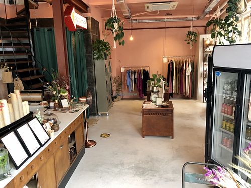 Keft the bar to order and in the back beautiful clothes! at Plant in Den Bosch