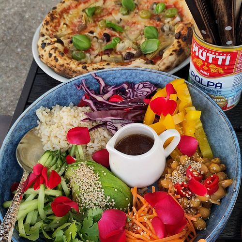 Vegan cheese pizza, vegan bowl at Juicy Skagen in Skagen