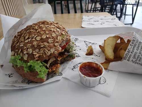 Tofu burger at Krowarzywa - Monte Cassino in Szczecin
