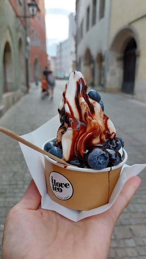 Kleinste Variante mit Schokososse und Blaubeeren at I Love Leo in Regensburg