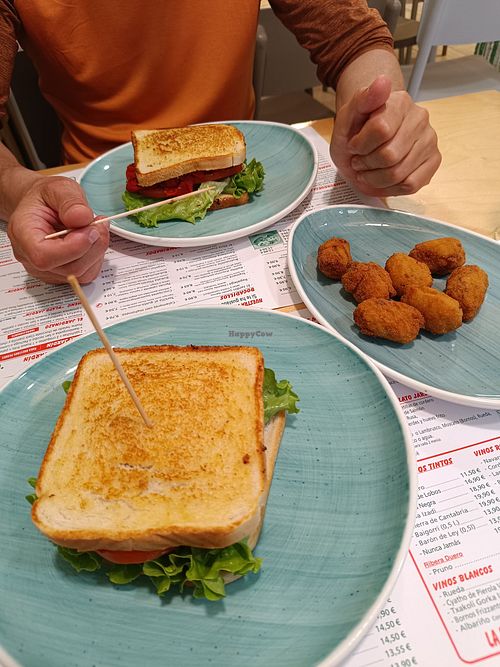 Sandwiches veganos y croquetas de boletus at El Jardín in Portugalete