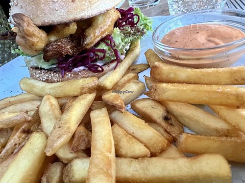vegan burger 2  at Emmi's Kitchen - Werinherstr in Munich