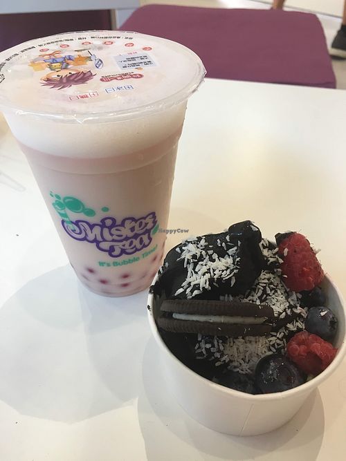 Hazelnut bubble tea and black vegan frozen yoghurt with Oreo, coconut and fruit at MisterTea in Milan