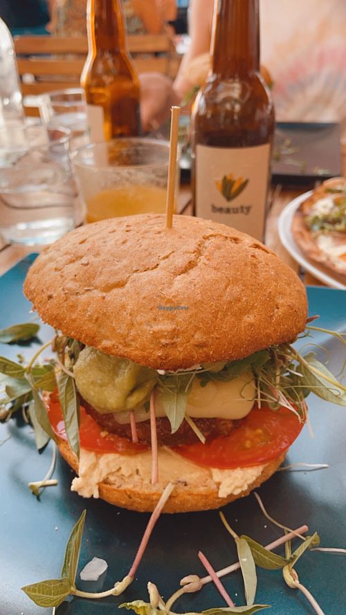 „Lucky Punch Burger“ with Beyond Meat und vegan cheese  at Superfood.Garden in Mallorca