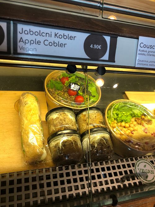 vegan apple cobbler at R&B in Ljubljana