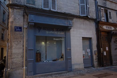 Shop window & entrance at Pâtisserie Créative in Avignon