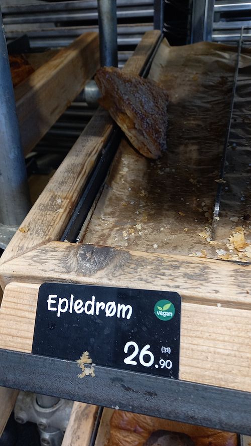 apple pastry 26,9nok≈2,26€ at Backstube in Drammen