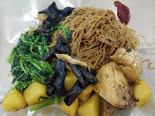 Economic bee hoon with black fungus, curry potatoes, spinach and tofu at Fo SuShi Vegetarian Food 佛素食 in West Singapore