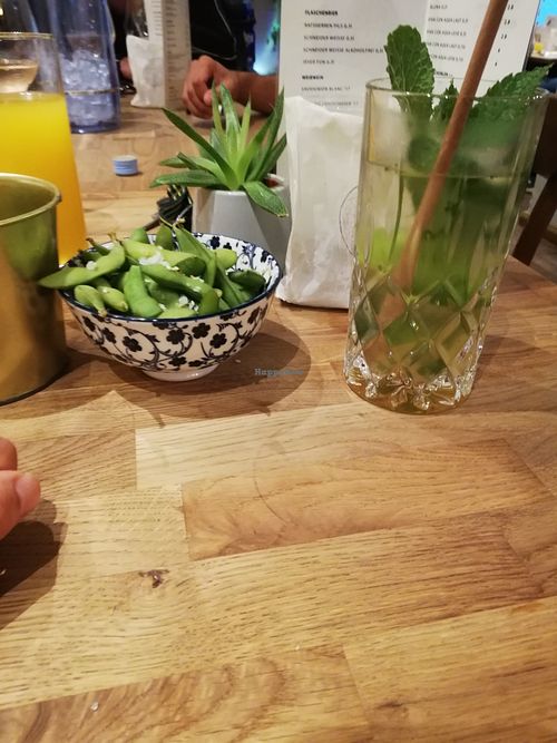 Edamame und Eistee - green mint at SAMI SAMI in Hamburg