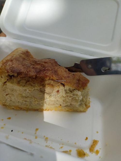 Buonissima quiche con tofu, mandorle e cipolla. Consiglio sia il dolce (io ho preso un croissant) che il salato at Chat'Pristi des Pâtisseries in Caen