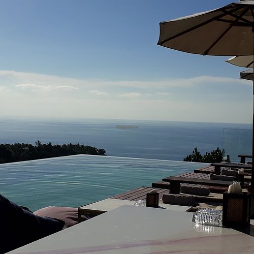 Infinity pool, free to use with any purchase at Bluerama in Koh Phangan