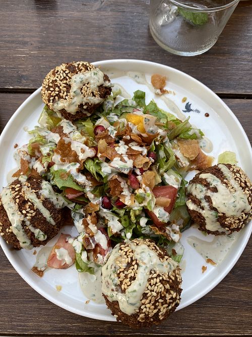 Israelischer Salat mit Falafel at Mirou in Hamburg