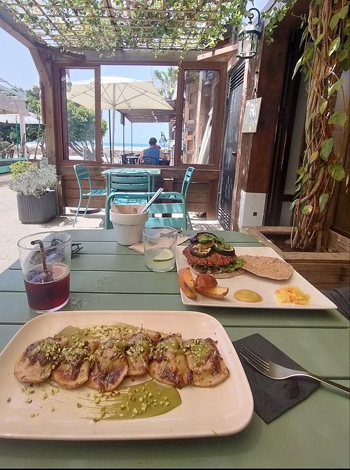 Vegan raviolis and vegan burger at Brio in Tarifa