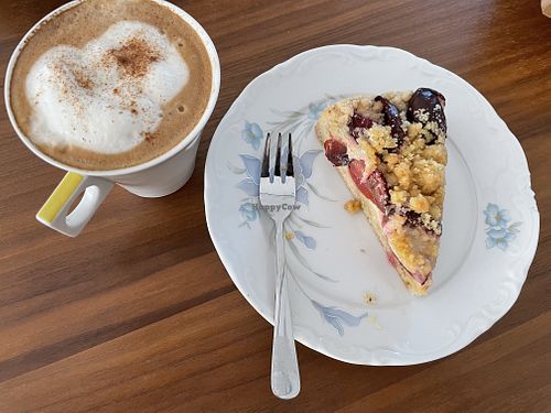 Veganer Pflaumen Streusel Kuchen at Café Pur in Obertshausen