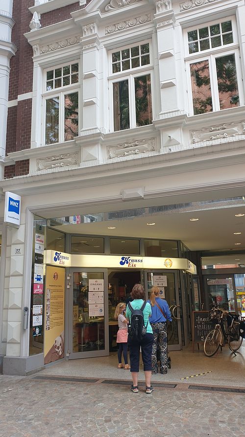 The shop from the outside at Krauss Eisdiele in Oldenburg