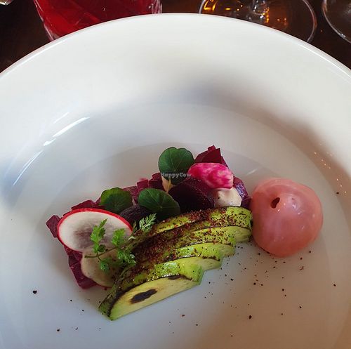 Bietensalade met za-atar en geschroeide avocado at Hotel Brasserie Rebecca in Texel