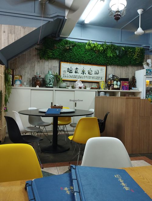 Cosy dining area at Yuan Xiang Vegetarian Food 圆香素食馆 - Changi in Central Singapore