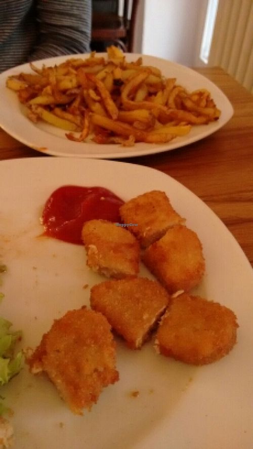 veg nuggets and chips, happy 5 yr old at vego Foodworld in Berlin