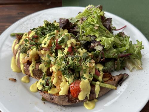 Gebackene Süßkartoffel mit Frühlingsgemüse und Kurkuma-Mayo  at QuerBeet in Neustrelitz