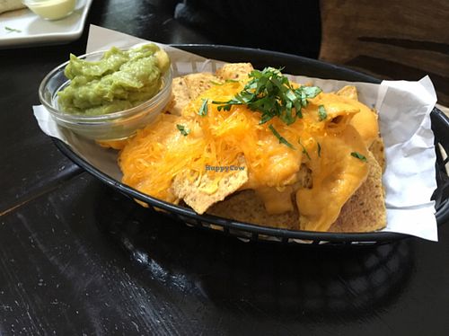 nachos with vegan cheese at Rootz in Berlin