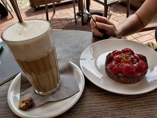 Vegan chocolate cake tartelett filled with pudding creme + latte macchiato with oat milk and caramel sirup. at Tortenbakker im Café Meister in Bad Bevensen