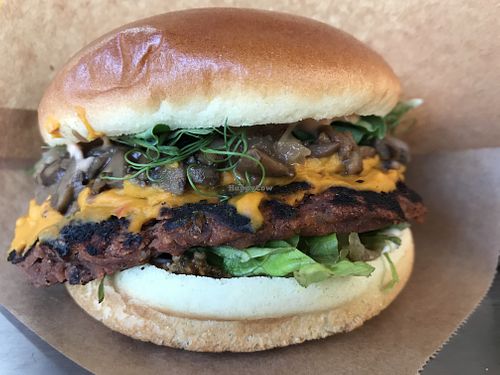 the cheesy burger with mushrooms at VeganDóttir in Aalborg