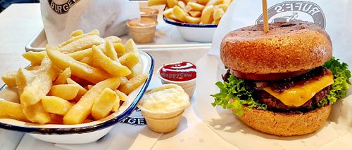 GreenForce Smokey BBQ Burger & Chips  at Food Lounge Bergedorf in Hamburg