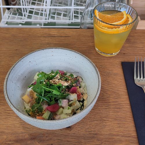 Salad and cocktail (both vegan) at Das Kulinariat in Munich