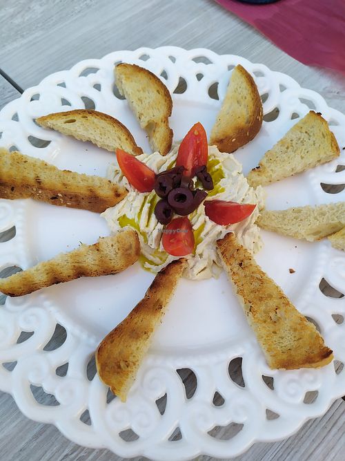 Homemade hummus 😋 at Jasmine Restaurant in Planos
