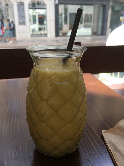 Fruit juice (pineapple, mango and kiwi) at Mil Sabores in Lisbon