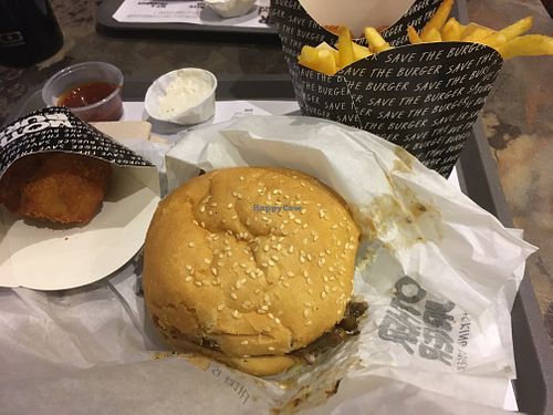 Appetizers of spicy cheese balls and nuggets with a Kiss my Burger at Mother Burger - Amoreiras in Lisbon