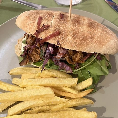 Mollete de jackfruit  at Quereles in Caceres